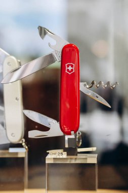 Lucerne, İsviçre - 10 Ağustos 2023: Victorinox ünlü İsviçre bıçakları