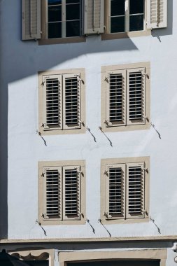Lucerne, İsviçre 'deki eski bir binanın tarafsız cephesi.