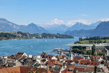 Lucerne gölü, Lucerne Gölü (dört ormanlık yerleşim bölgesi) ve arka planda Alpler manzarası