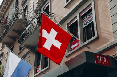 Lucerne, İsviçre - 10 Ağustos 2023: Lucerne kentsel bir ortamda İsviçre bayrağı