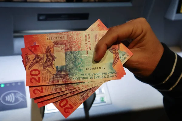 ATM 'nin yanındaki İsviçre frangının birkaç banknotuna yakın plan.