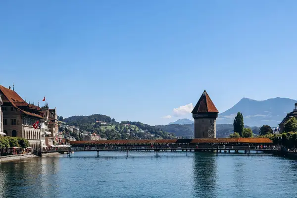 カペルブルク 文字通り チャペル橋 スイス中央部のルツェルン市に沿って川を横断する木製のフットブリッジである — ストック写真