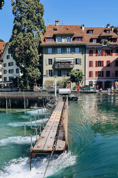 スイスのルツェルンで ニードルダム 針のダムは木の薄い を使用して川のレベルか流れを維持するように設計されているかわいいです — ストック写真