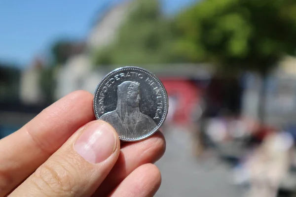 男性の手によって保持された5スイスフラン硬貨のクローズアップ — ストック写真