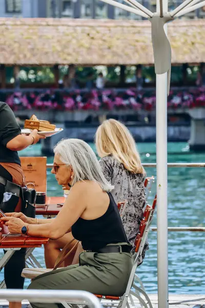 Люцерн Швейцария Августа 2023 Года Люди Террасе Ресторана Люцерне Летний — стоковое фото