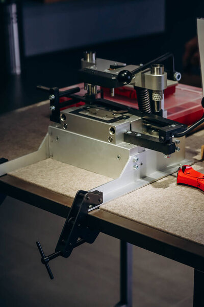 Machine and tools for assembling swiss knives