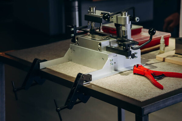 Machine and tools for assembling swiss knives