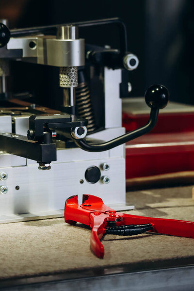 Machine and tools for assembling swiss knives