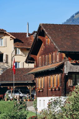 İsviçre Alpnachstad 'ının güzel cepheleri