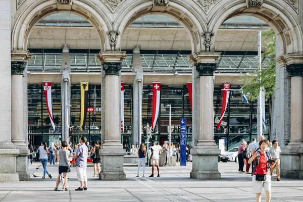 Lucerne, İsviçre - 10 Ağustos 2023: güneşli bir yaz gününde Lucerne şehir merkezi manzarası
