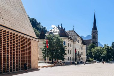 Vaduz, Lihtenştayn - 11 Ağustos 2023: Güneşli bir günde Vaduz şehir merkezi
