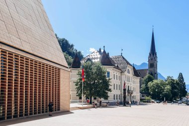 Vaduz, Lihtenştayn - 11 Ağustos 2023: Güneşli bir günde Vaduz şehir merkezi