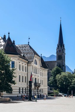 Vaduz, Lihtenştayn - 11 Ağustos 2023: Güneşli bir günde Vaduz şehir merkezi