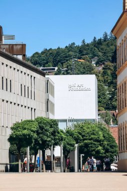 Vaduz, Lihtenştayn - 11 Ağustos 2023: Güneşli bir günde Vaduz şehir merkezi