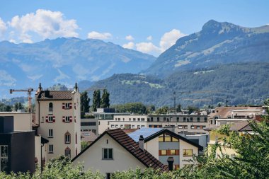 Vaduz, Lihtenştayn - 11 Ağustos 2023: Güneşli bir günde Vaduz şehri manzarası