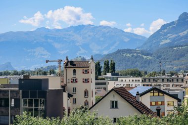 Vaduz, Lihtenştayn - 11 Ağustos 2023: Güneşli bir günde Vaduz şehri manzarası