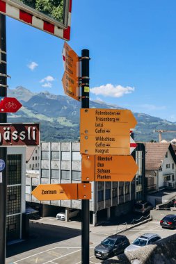 Vaduz, Lihtenştayn - 11 Ağustos 2023: Liechtenstein Prensliğinde Vaduz 'da yön işaretleri