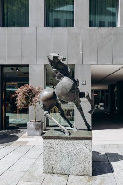 Vaduz, Lihtenştayn - 11 Ağustos 2023: Güneşli bir günde Vaduz 'un merkezinde güzel bir heykel