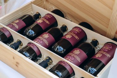 Vaduz, Lihtenştayn - 11 Ağustos 2023: Prensin ailesi tarafından üretilen yerel şarap. Vaduz 'daki Lihtenştayn Prensi' nin (Hofkellerei) mahzenleri