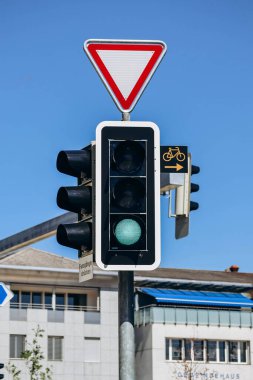 Almanya 'da trafik ışıkları yeşil ışık gösteriyor