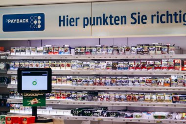 Feldkirch, Avusturya - 11 Ağustos 2023: Avusturya 'da bir benzin istasyonunda sigara satmak