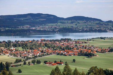 Güney Almanya, Bavyera 'daki ünlü Neuschwanstein Kalesi' nden Schwangau 'nun inanılmaz manzarası