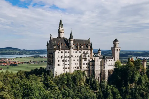 มมองของปราสาท Neuschwanstein งในบาวาเร เยอรม นใต — ภาพถ่ายสต็อก