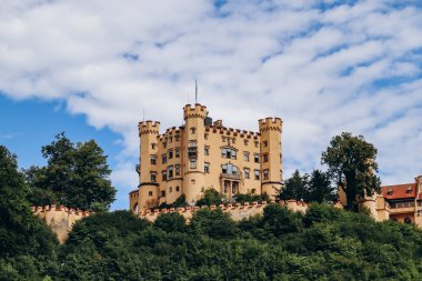 Güney Almanya, Bavyera 'daki ünlü Hohenschwangau Kalesi manzarası