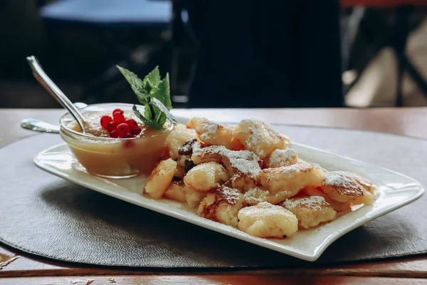 Kaiserschmarrn, hafifçe tatlandırılmış bir krep, adını Avusturya İmparatoru I. Franz Joseph 'ten alır..