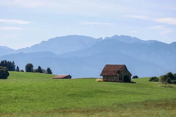 Krásná Krajina Bavorsku Farma Zelené Louky Pole Alpy Pozadí — Stock fotografie