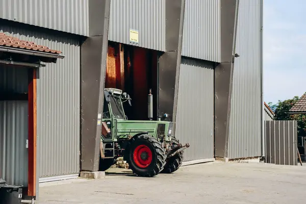 Швангау Німеччина Серпня 2023 Трактор Фермі Половина Ангара — стокове фото