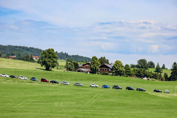 Auta Zaparkovaná Bok Boku Krásné Krajině Bavorsku Farma Zelené Louky — Stock fotografie