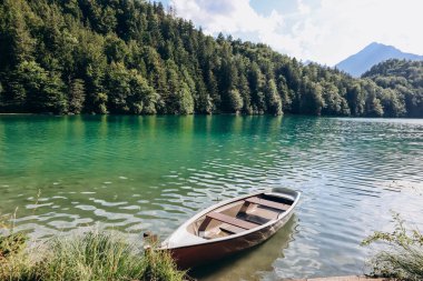 Almanya 'nın Bavyera gölünde, Alat sahilinde yalnız bir tekne.