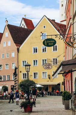 Fussen, Almanya - 14 Ağustos 2023: Picturesque şehir merkezi Fussen, Bavyera, Güney Almanya