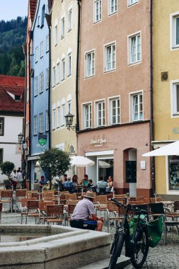 Fussen, Almanya - 14 Ağustos 2023: Picturesque şehir merkezi Fussen, Bavyera, Güney Almanya