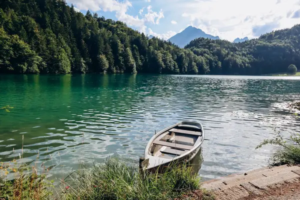 Osamělá Loď Břehu Jezera Alat See Bavorsku Německo — Stock fotografie