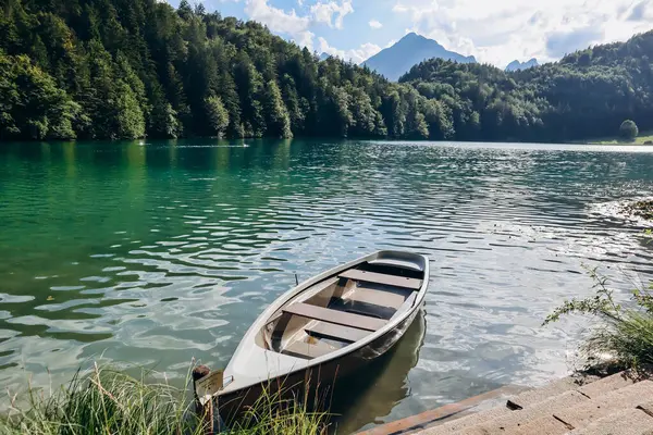 Barca Solitaria Sulla Riva Del Lago Alat See Baviera Germania — Foto Stock