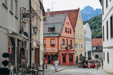 Fussen, Almanya - 14 Ağustos 2023: Picturesque şehir merkezi Fussen, Bavyera, Güney Almanya