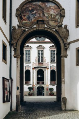 Fussen, Almanya - 14 Ağustos 2023: St. Mang 'daki eski Benedikt Manastırı' ndaki Fussen Miras Müzesi.