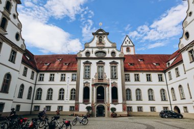 Fussen, Almanya - 14 Ağustos 2023: St. Mang 'daki eski Benedikt Manastırı' ndaki Fussen Miras Müzesi.