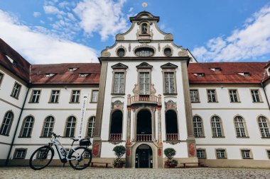 Fussen, Almanya - 14 Ağustos 2023: St. Mang 'daki eski Benedikt Manastırı' ndaki Fussen Miras Müzesi.