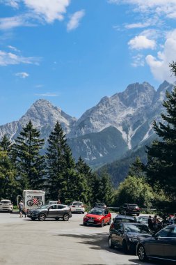Innsbruck, Avusturya - 15 Ağustos 2023: Avusturya Alplerinde arabaları olan dinlenme alanı