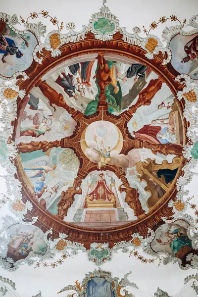Fussen, Almanya - 14 Ağustos 2023: Fussen, Bavyera, Güney Almanya 'da Kutsal Ruh Kilisesi (Heilig-Geist-Spitalkirche)