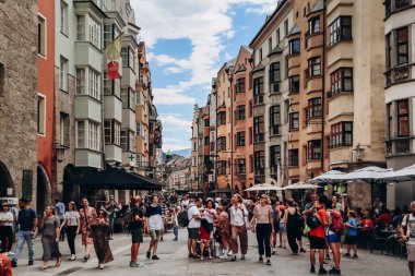 Innsbruck, Avusturya - 14 Ağustos 2023: Avusturya 'nın batısındaki Tyrol eyaletinin başkenti Innsbruck' un Picturesque şehir merkezi