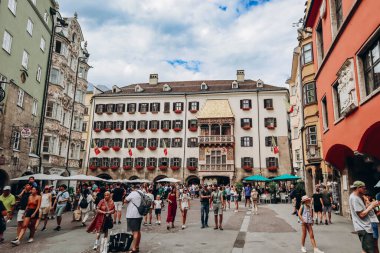 Innsbruck, Avusturya - 14 Ağustos 2023: Avusturya 'nın batısındaki Tyrol eyaletinin başkenti Innsbruck' un Picturesque şehir merkezi