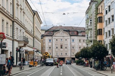 Innsbruck, Avusturya - 14 Ağustos 2023: Avusturya 'nın batısındaki Tyrol eyaletinin başkenti Innsbruck' un Picturesque şehir merkezi