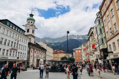 Innsbruck, Avusturya - 14 Ağustos 2023: Avusturya 'nın batısındaki Tyrol eyaletinin başkenti Innsbruck' un Picturesque şehir merkezi