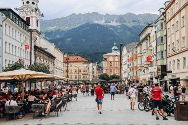 Innsbruck, Avusturya - 14 Ağustos 2023: Avusturya 'nın batısındaki Tyrol eyaletinin başkenti Innsbruck' un Picturesque şehir merkezi