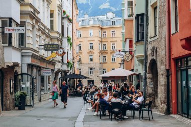 Innsbruck, Avusturya - 14 Ağustos 2023: Avusturya 'nın batısındaki Tyrol eyaletinin başkenti Innsbruck' un Picturesque şehir merkezi