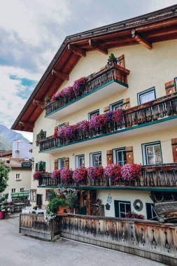 Fulpmes, Avusturya - 15 Ağustos 2023: Resimli şehir Fulpmes, Batı Avusturya